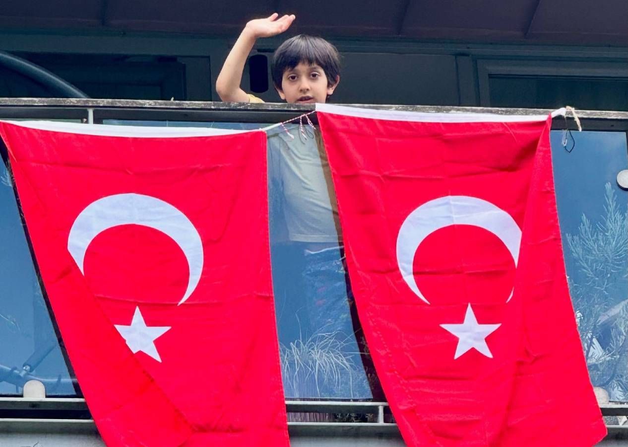 Erdoğan'ın çağrısının ardından Hakkari’den İstanbul'a herkes Türk bayrağı asmaya başladı 3