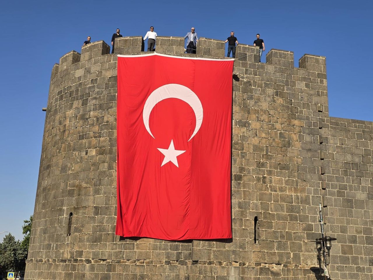 Erdoğan'ın çağrısının ardından Hakkari’den İstanbul'a herkes Türk bayrağı asmaya başladı 5