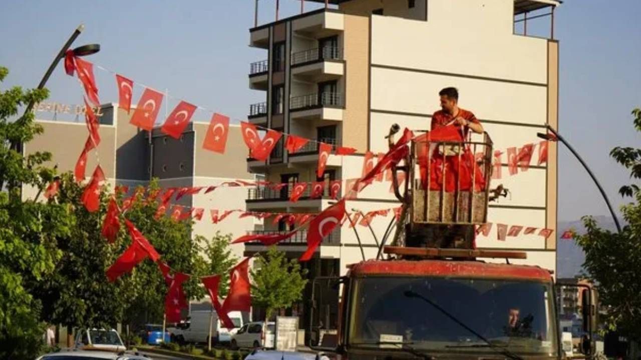 Erdoğan'ın çağrısının ardından Hakkari’den İstanbul'a herkes Türk bayrağı asmaya başladı 4