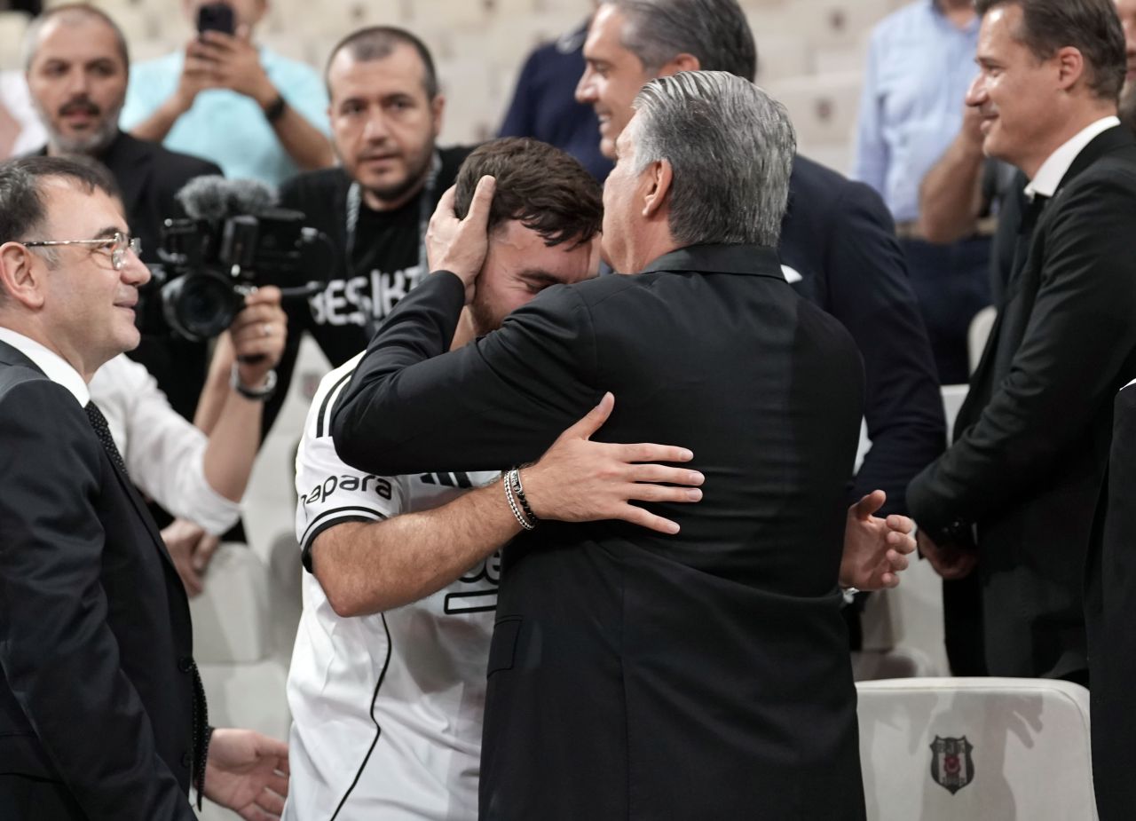 Beşiktaş’ta büyük gün! Orkun Kökçü binlerce taraftarın önünde resmen imzayı attı! 5