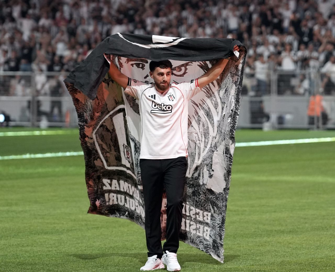 Beşiktaş’ta büyük gün! Orkun Kökçü binlerce taraftarın önünde resmen imzayı attı! 4