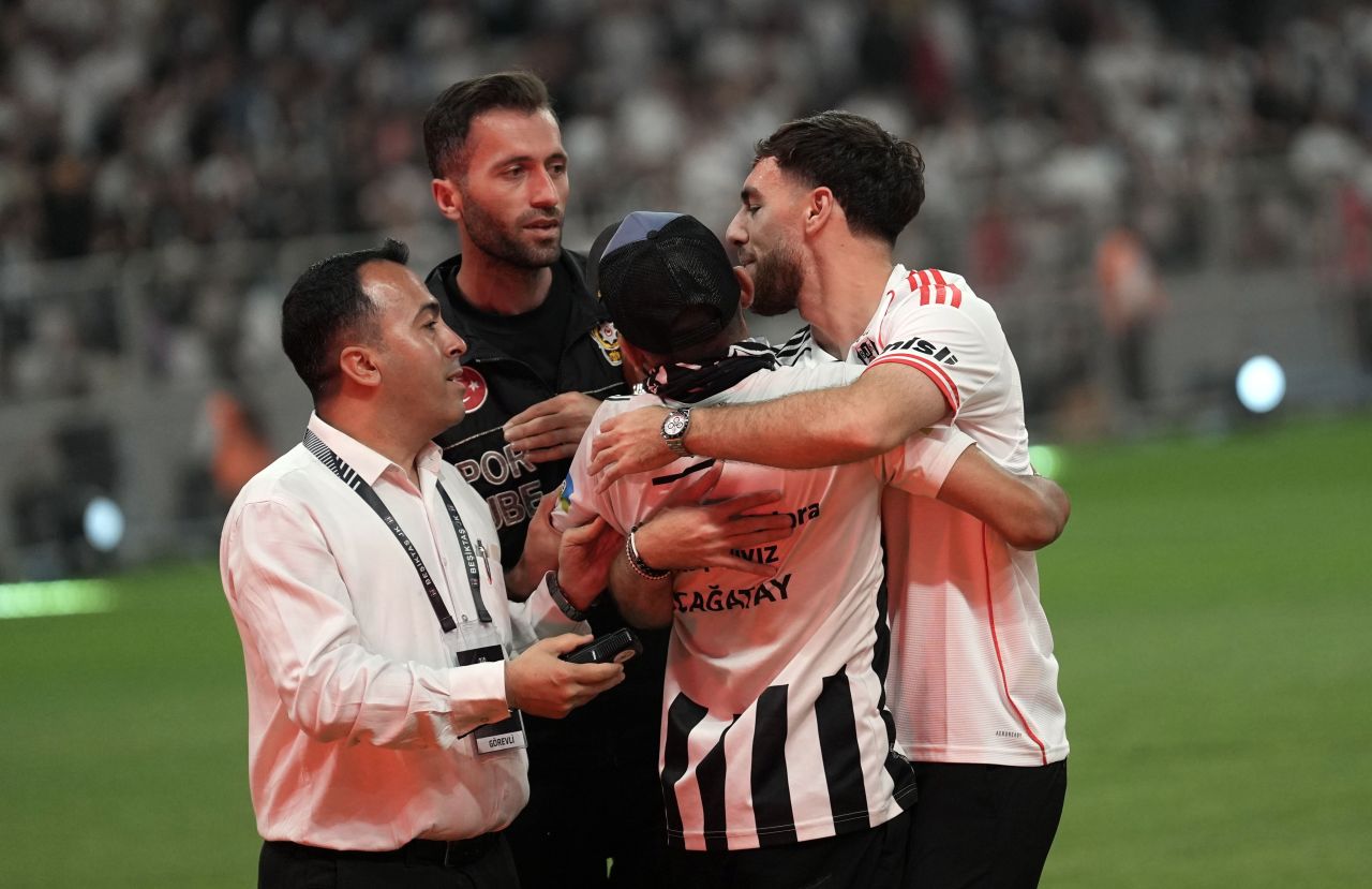 Beşiktaş’ta büyük gün! Orkun Kökçü binlerce taraftarın önünde resmen imzayı attı! 3