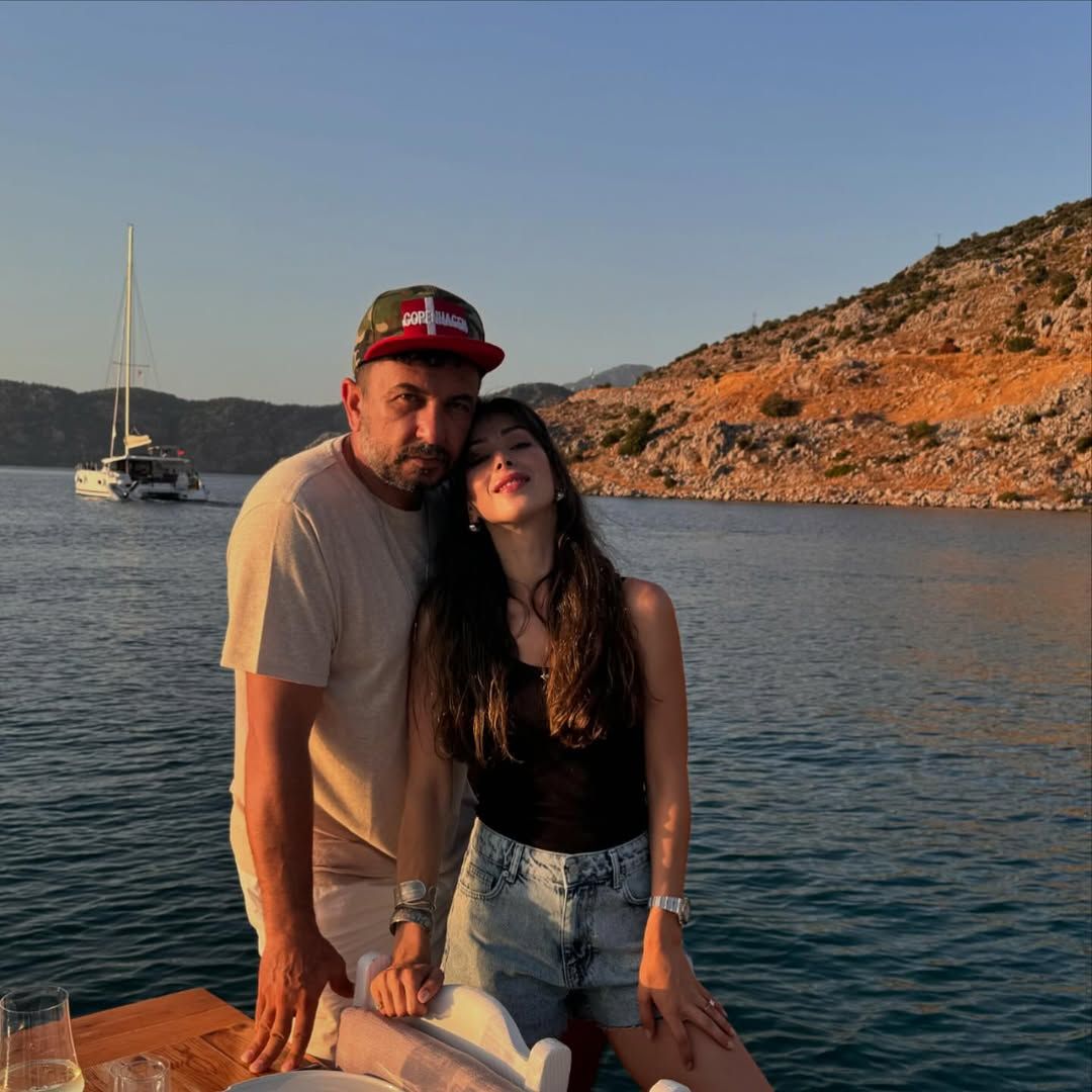 Güldür Güldür'ün yıldızı Toygan Avanoğlu'nun İranlı eşi Şiva Behrouzfar güzelliğiyle gündemde! 3