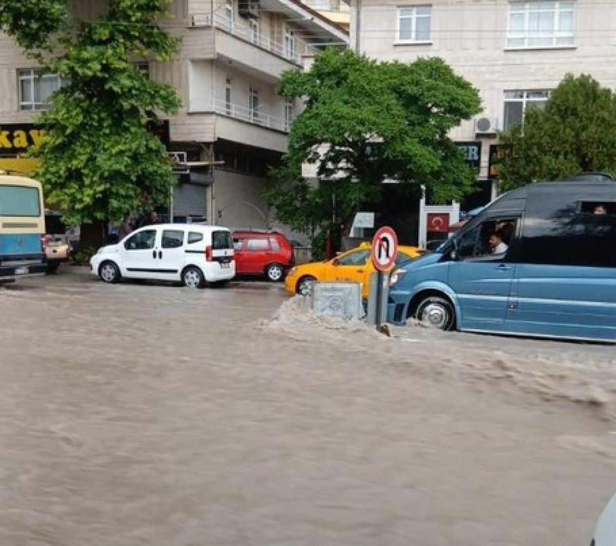 Başkentte alt yapı sıfır! Ankara felaketi yaşadı: Sağanak yağış vurdu! Evin duvarı patladı! 11