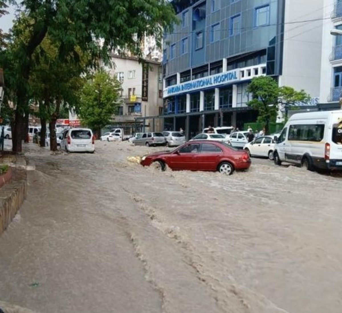 Başkentte alt yapı sıfır! Ankara felaketi yaşadı: Sağanak yağış vurdu! Evin duvarı patladı! 10