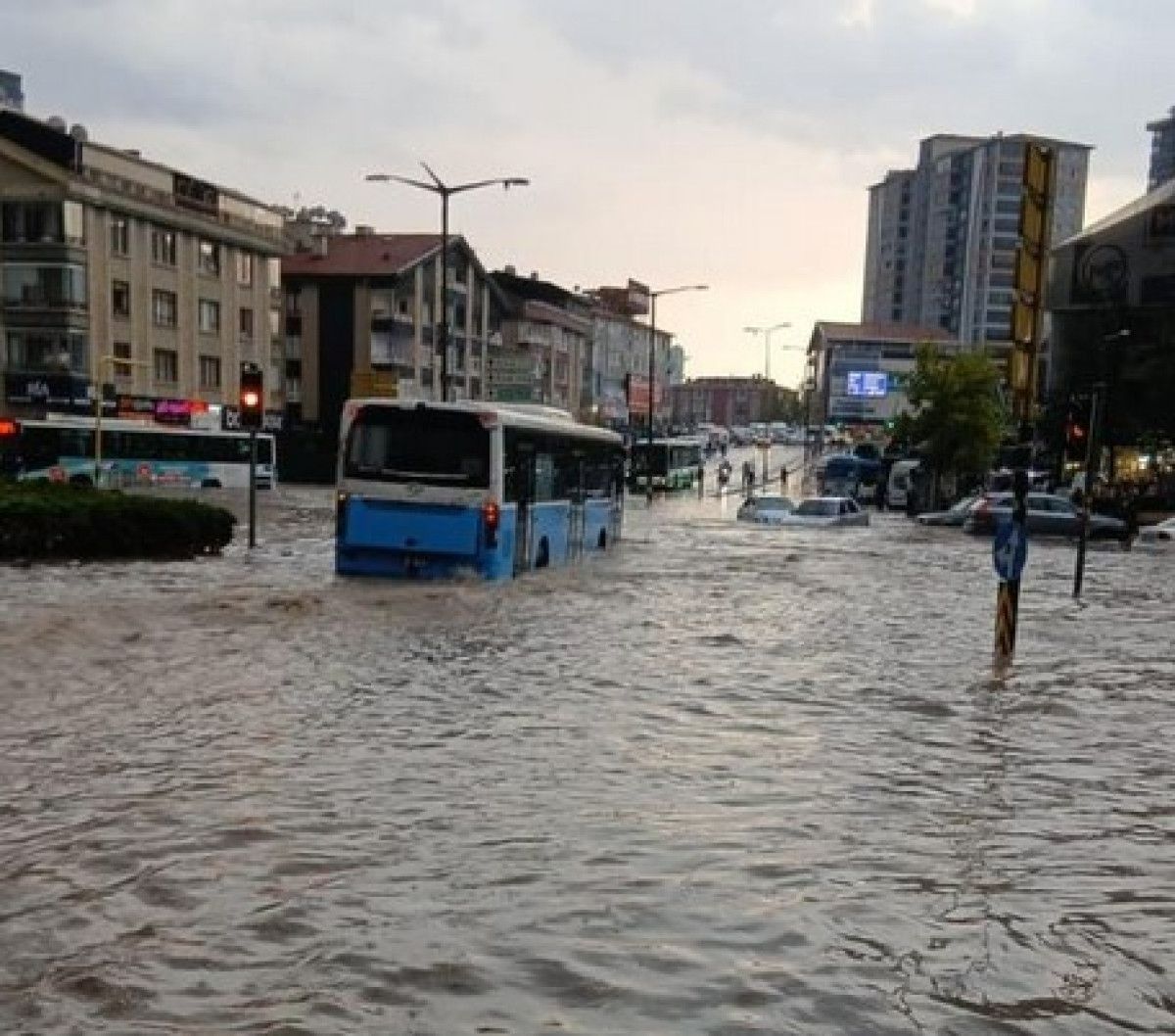 Başkentte alt yapı sıfır! Ankara felaketi yaşadı: Sağanak yağış vurdu! Evin duvarı patladı! 9
