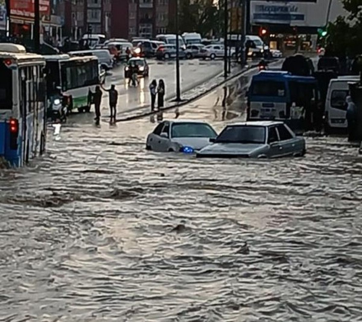 Başkentte alt yapı sıfır! Ankara felaketi yaşadı: Sağanak yağış vurdu! Evin duvarı patladı! 8