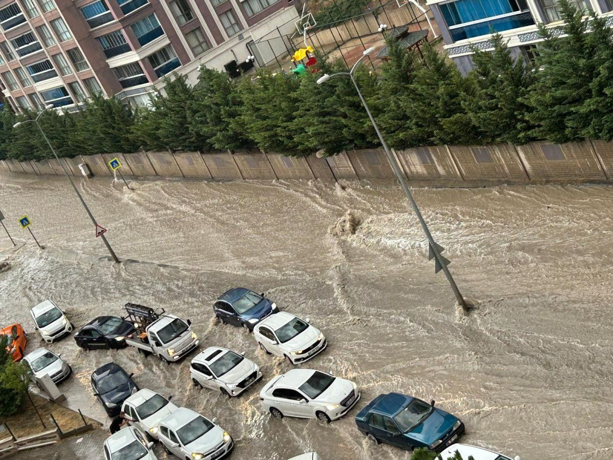 Başkentte alt yapı sıfır! Ankara felaketi yaşadı: Sağanak yağış vurdu! Evin duvarı patladı! 6