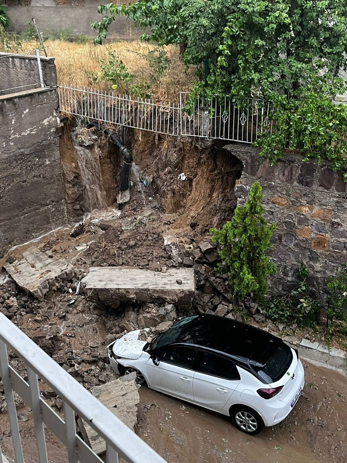 Başkentte alt yapı sıfır! Ankara felaketi yaşadı: Sağanak yağış vurdu! Evin duvarı patladı! 4