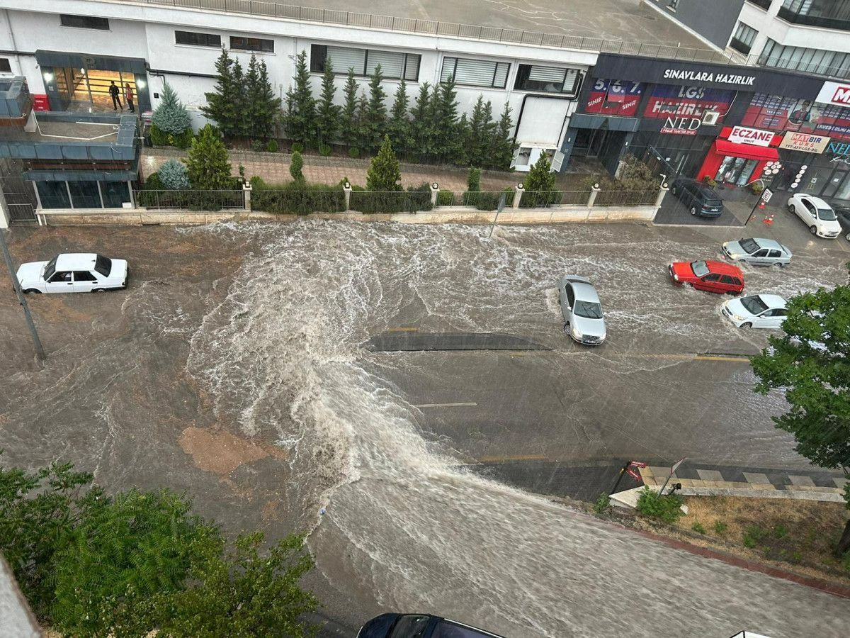 Başkentte alt yapı sıfır! Ankara felaketi yaşadı: Sağanak yağış vurdu! Evin duvarı patladı! 3