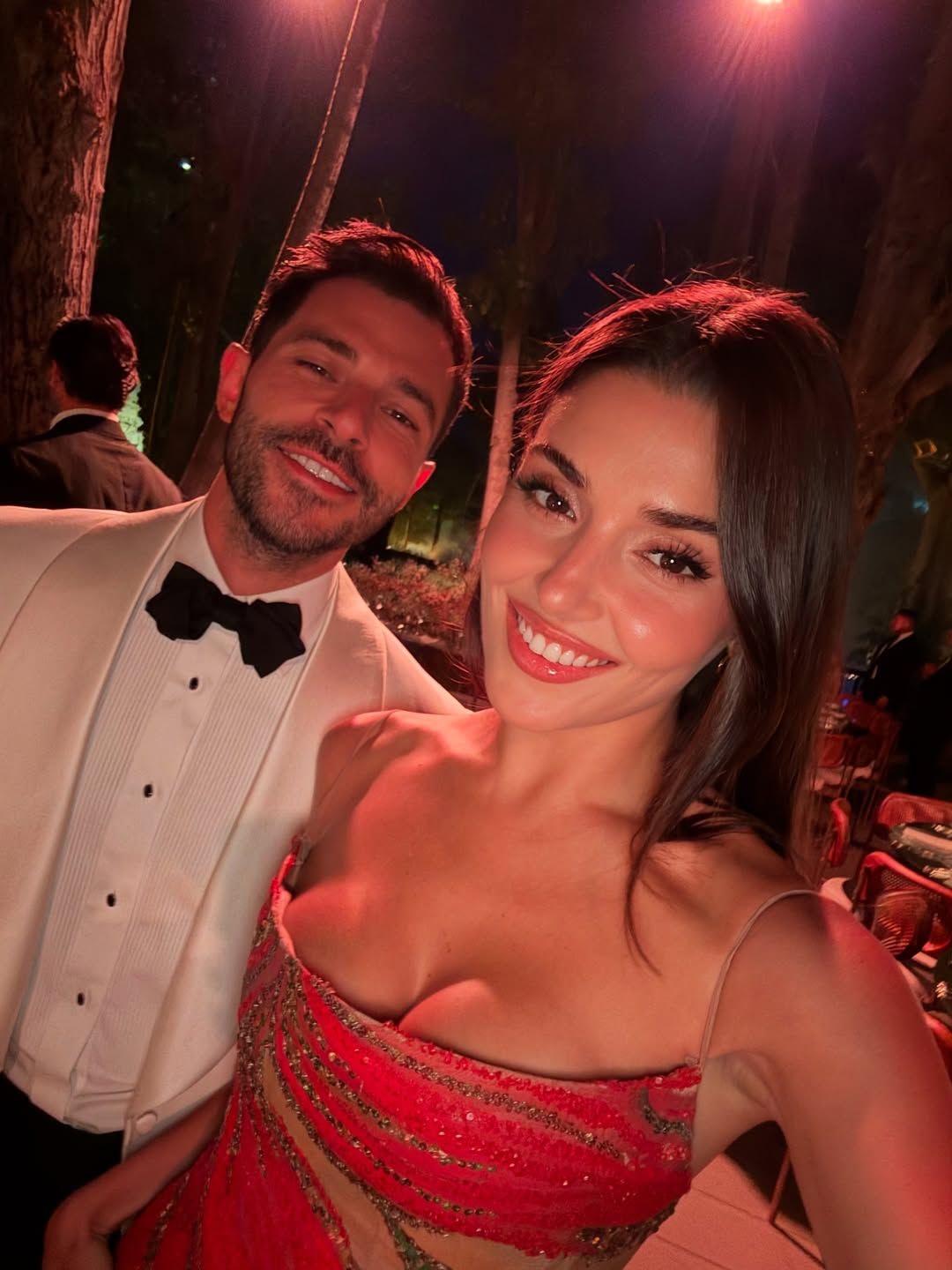 Hande Erçel, Elie Saab'ın oğlunun düğününde şıklığıyla göz kamaştırdı 2