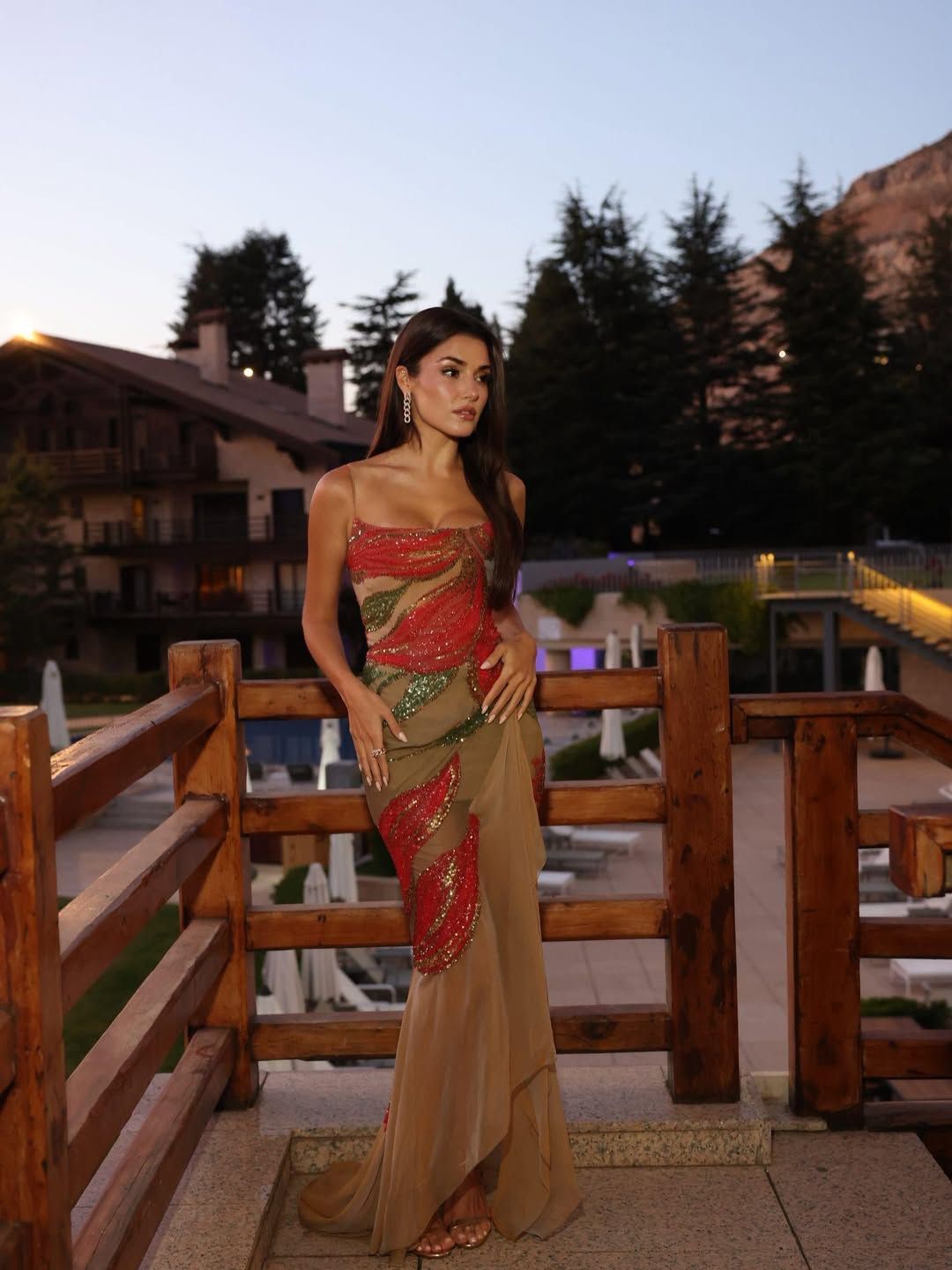 Hande Erçel, Elie Saab'ın oğlunun düğününde şıklığıyla göz kamaştırdı 7