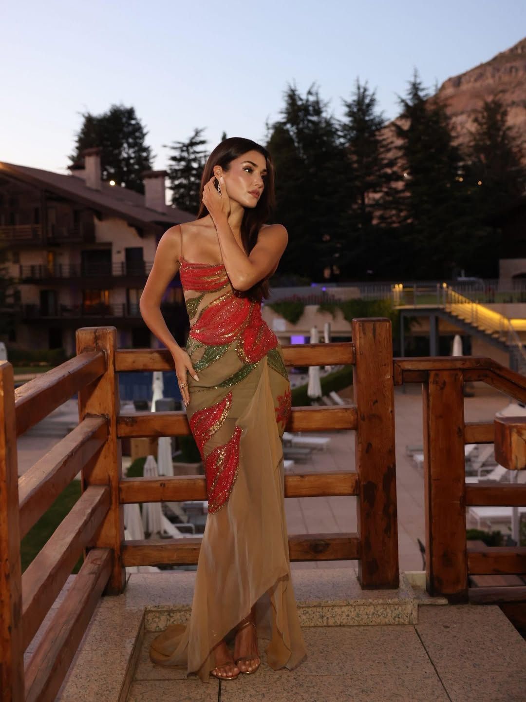 Hande Erçel, Elie Saab'ın oğlunun düğününde şıklığıyla göz kamaştırdı 4