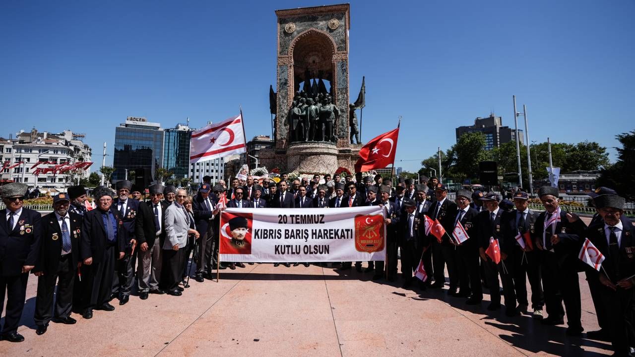 1974 Barış Harekatı'nın 51. yıl dönümünde Kıbrıs Gazileri Taksim'de esas duruşta selam verdi 6