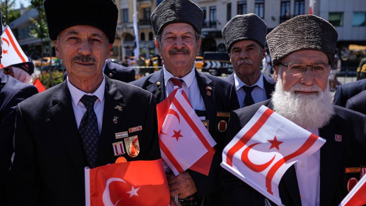 1974 Barış Harekatı'nın 51. yıl dönümünde Kıbrıs Gazileri Taksim'de esas duruşta selam verdi 5