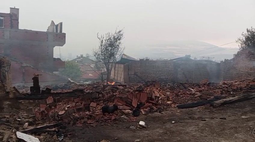 Sakarya Geyve'de yangın felaketi! Taşoluk Mahallesi'nde 3 ev küle döndü! 2 mahalle tahliye edildi 2