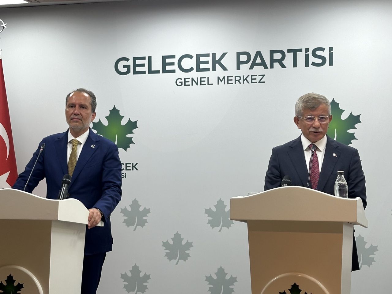 Tatil iyi geçti mi beyler? Bronz tenli Erbakan ve Davutoğlu sosyal medyanın diline düştü... 2