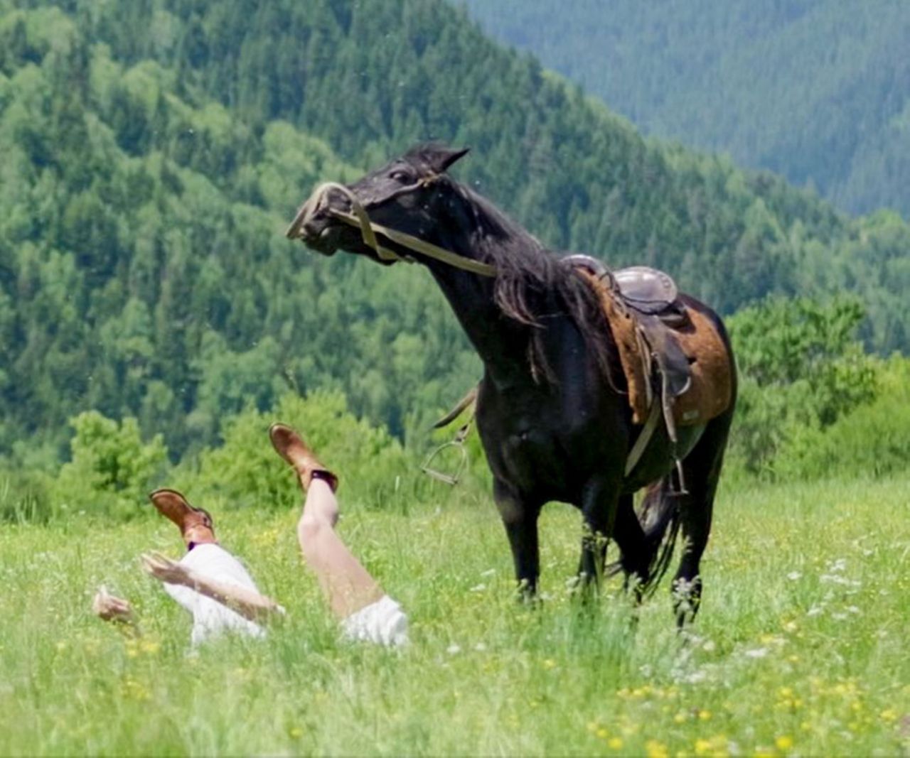 Genç şarkıcı Pınar Yıldız klip çekiminde attan düştü! Apar topar hastaneye kaldırıldı! Hafıza kaybı yaşıyor 5