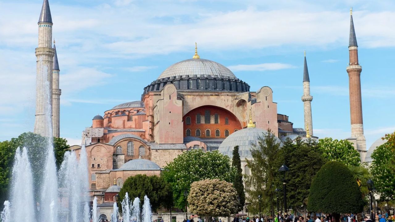 Ayasofya'nın ibadete açılışının 5. yılında Cumhurbaşkanı Erdoğan'dan dikkat çeken mesaj: Ayasofya'nın dirilişini görmeyi bizlere nasip eden Rabb'ime sonsuz şükürler olsun 6