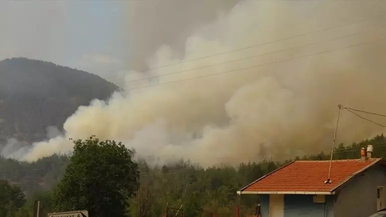 Aynı anda üç ilçede alevlerle savaş! Antalya’da orman yangınları yerleşim alanlarını tehdit ediyor... 3