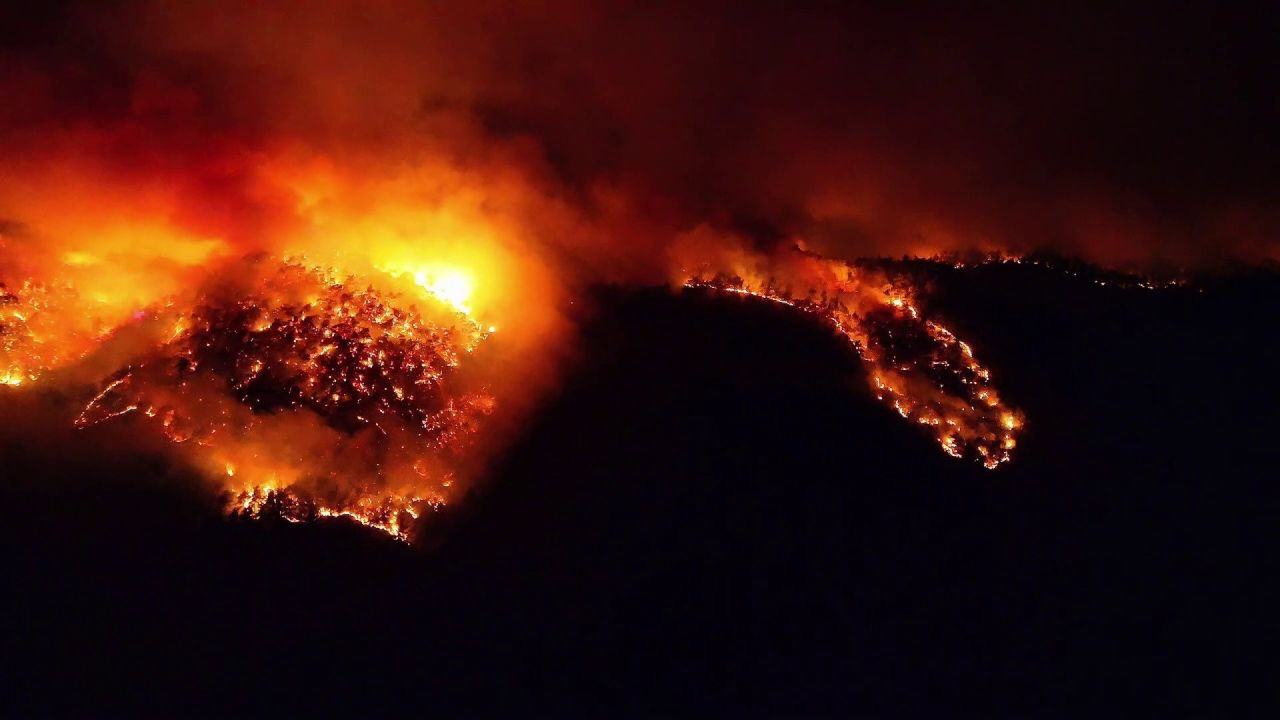 Kabus gecesi! Karabük'te yol kenarı dahil yanıyor! Dron görüntüleri dehşeti ortaya çıkardı! 1