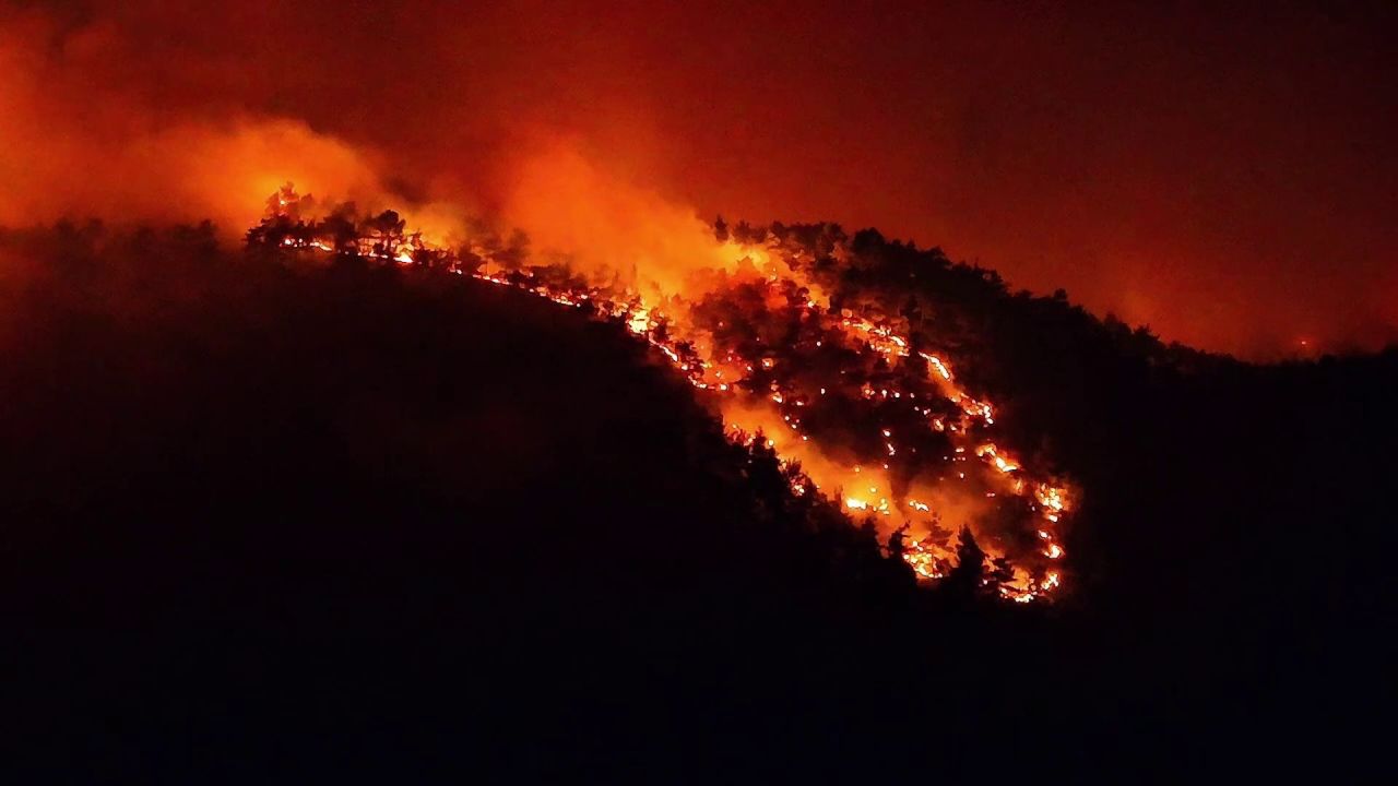 Kabus gecesi! Karabük'te yol kenarı dahil yanıyor! Dron görüntüleri dehşeti ortaya çıkardı! 3