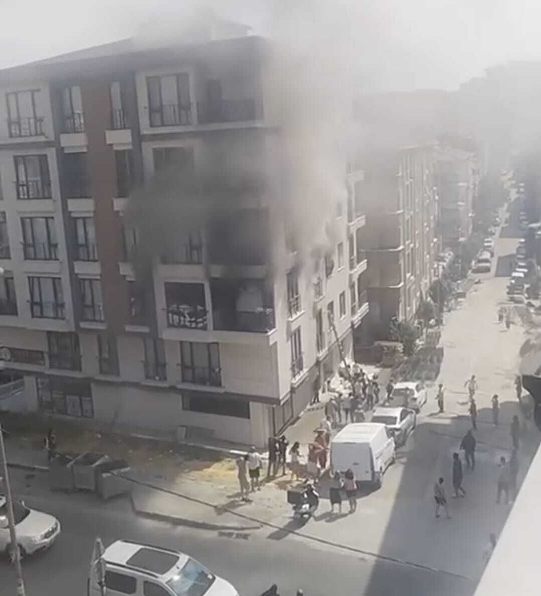 Avcılar'da alevler 5 katlı binayı sardı, paniğe kapılanlar can havliyle pencereden atladı 2