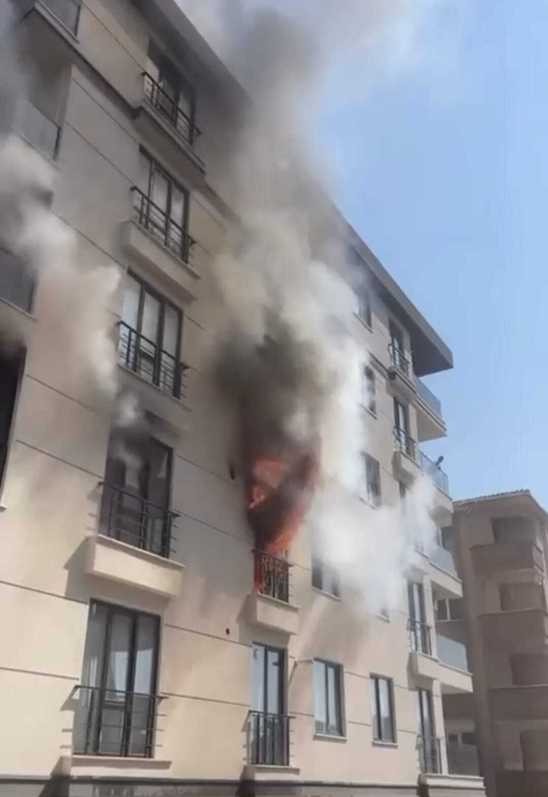 Avcılar'da alevler 5 katlı binayı sardı, paniğe kapılanlar can havliyle pencereden atladı 4