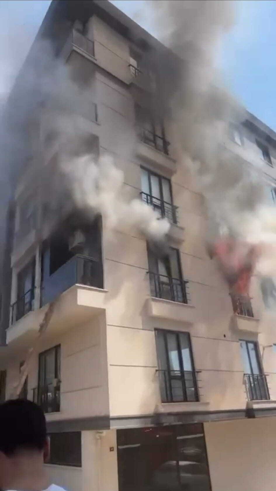 Avcılar'da alevler 5 katlı binayı sardı, paniğe kapılanlar can havliyle pencereden atladı 1