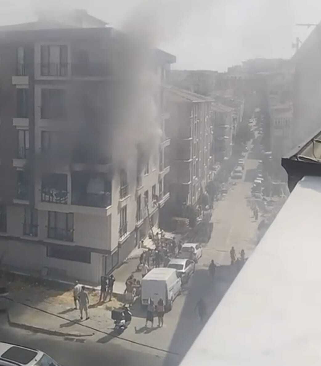 Avcılar'da alevler 5 katlı binayı sardı, paniğe kapılanlar can havliyle pencereden atladı 5