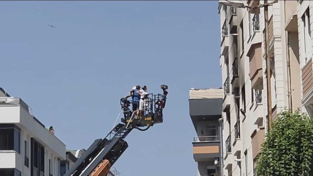 Avcılar'da alevler 5 katlı binayı sardı, paniğe kapılanlar can havliyle pencereden atladı 3