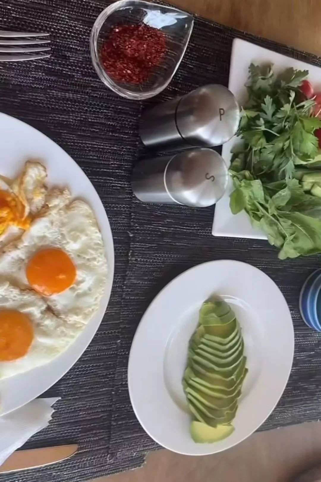 Çağla Şıkel'in ardından bu kez de Defne Samyeli kahvaltı tabağıyla gündemde! "Protein ağırlıklı besleniyorum" 4
