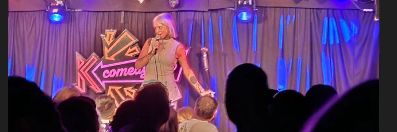 Ünlü İngiliz komedyen Cerys Nelmes İstanbul'da hırsızlık yaparken yakalandı! 2
