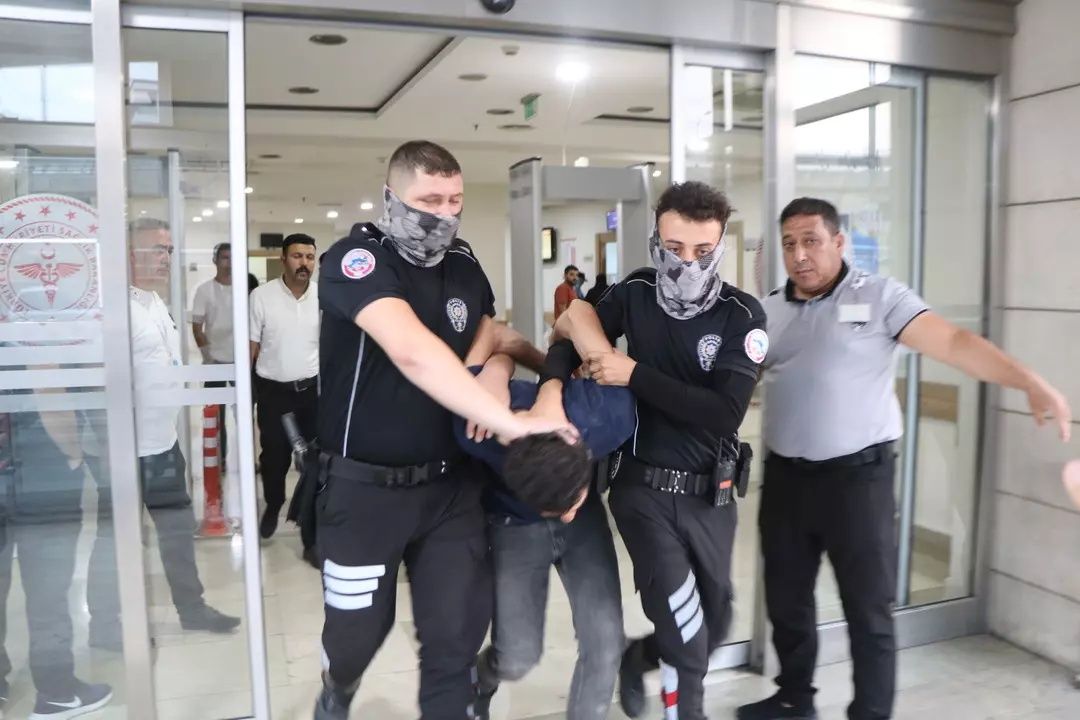 Şanlıurfa’da hastane dehşeti: Başhekim yardımcısı ve güvenlik görevlisi bıçaklandı! Saldırgan suç aletiyle birlikte yakalandı! 3