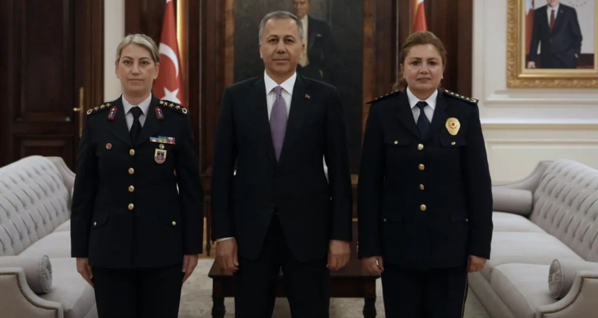 "Erdoğan başa gelirse kadınlar araba kullanamaz" diyen Özgür Özel, gör bunu! Jandarmanın kadın paşası! Gülden Mat Şakir tuğgeneralliğe terfi etti.. 3