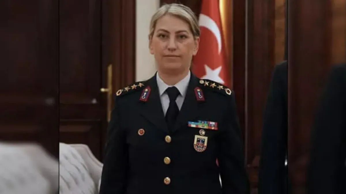 "Erdoğan başa gelirse kadınlar araba kullanamaz" diyen Özgür Özel, gör bunu! Jandarmanın kadın paşası! Gülden Mat Şakir tuğgeneralliğe terfi etti.. 5