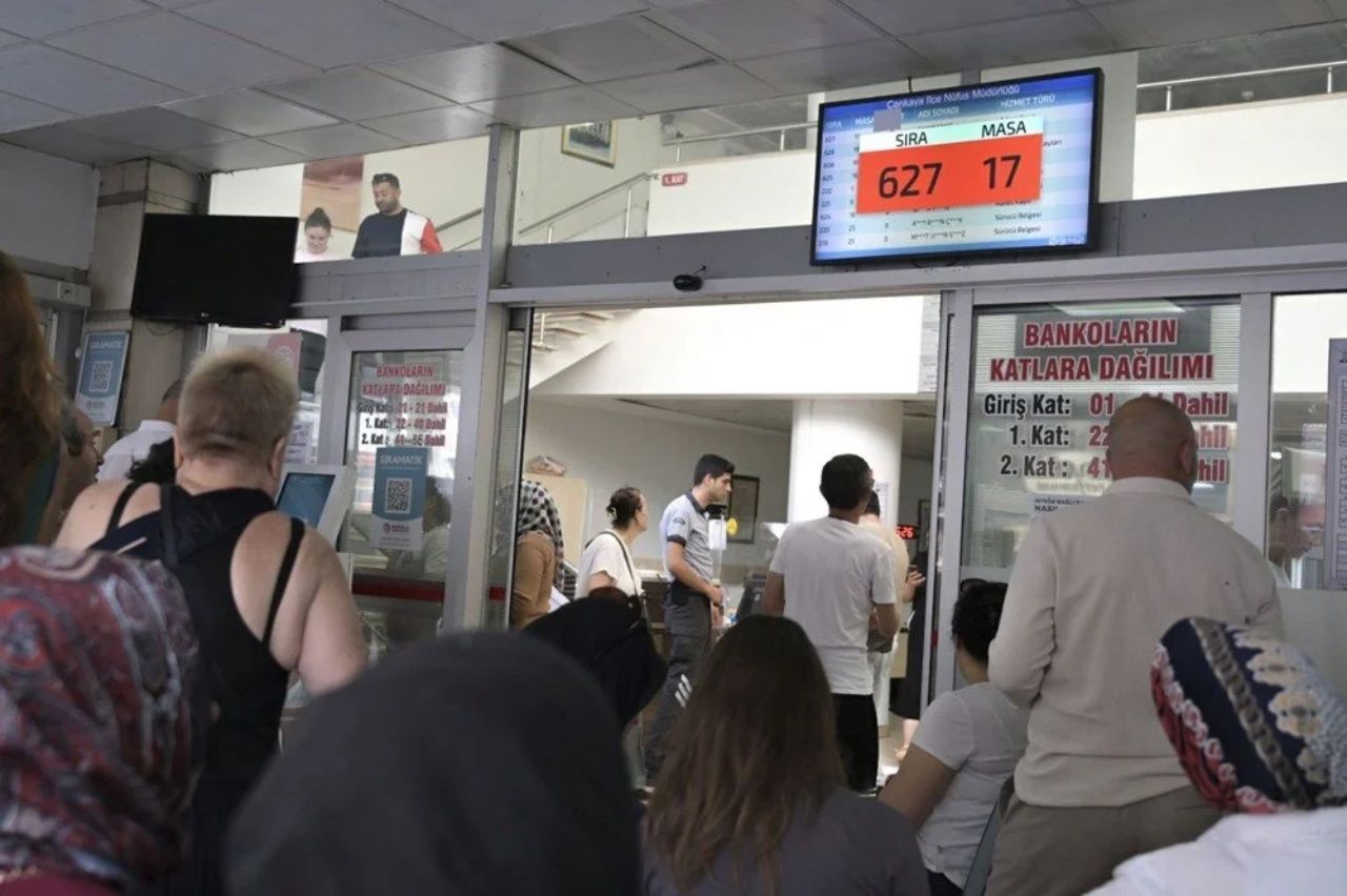 Ehliyet yenilemede son gün yoğunluğu! 15 TL için saatlerce bekliyorlar 1