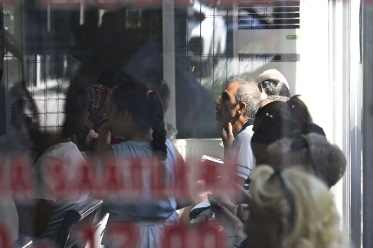 Ehliyet yenilemede son gün yoğunluğu! 15 TL için saatlerce bekliyorlar 2