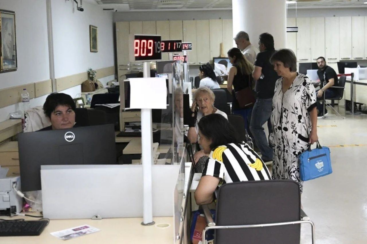 Ehliyet yenilemede son gün yoğunluğu! 15 TL için saatlerce bekliyorlar 4