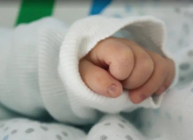 Aydın'da çocuk doktoru skandalı! Para karşılığı bebek aldı, kucağından düşürünce hastaneye gizlice geri getirdi 2