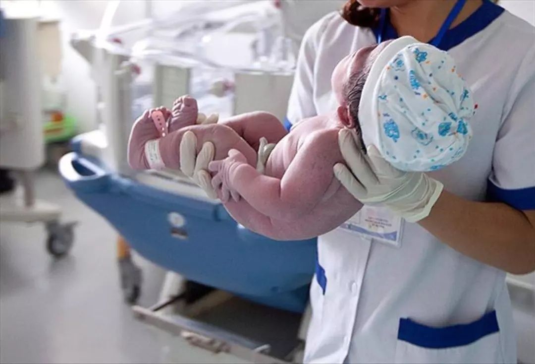 Aydın'da çocuk doktoru skandalı! Para karşılığı bebek aldı, kucağından düşürünce hastaneye gizlice geri getirdi 4