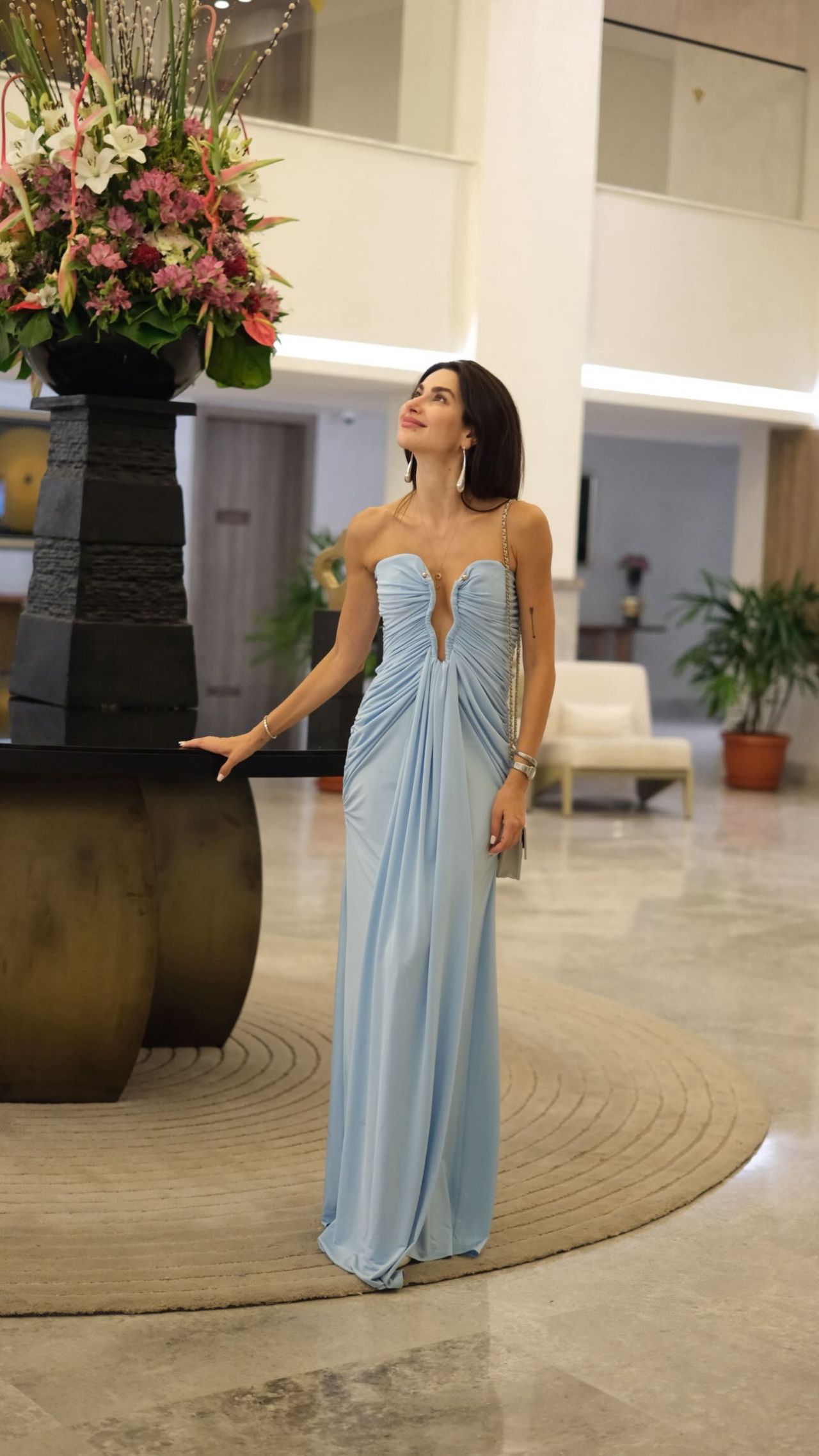 Nesrin Cavadzade'den çölde bikinili pozlar 5