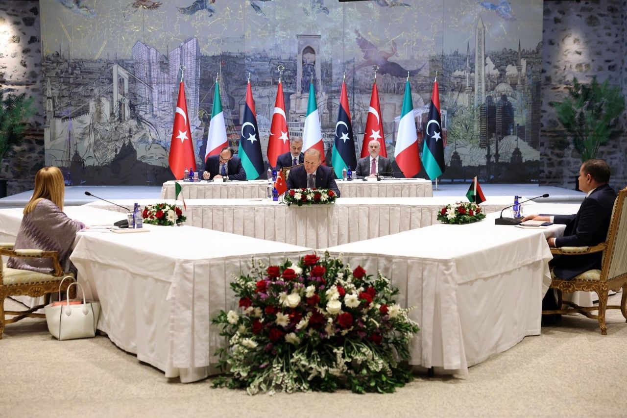 Meloni’nin çantasında ne var? Erdoğan-Meloni-Dibeybe üçlü zirvesinden ilk kareler! 3