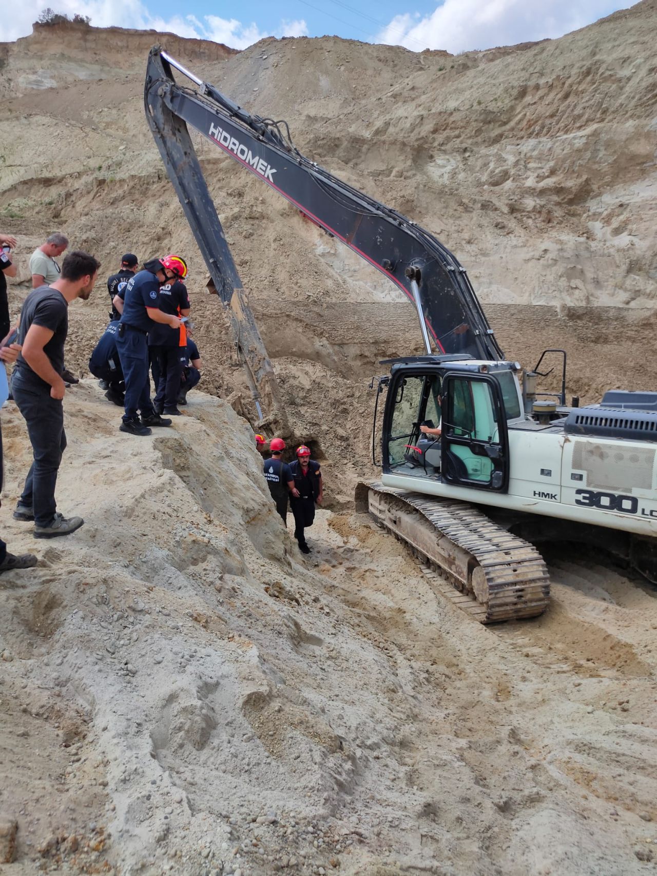 Silivri'de kum ocağında göçük: Balçığın altında kalan işçi 3 gün sonra cansız olarak çıkarıldı 1