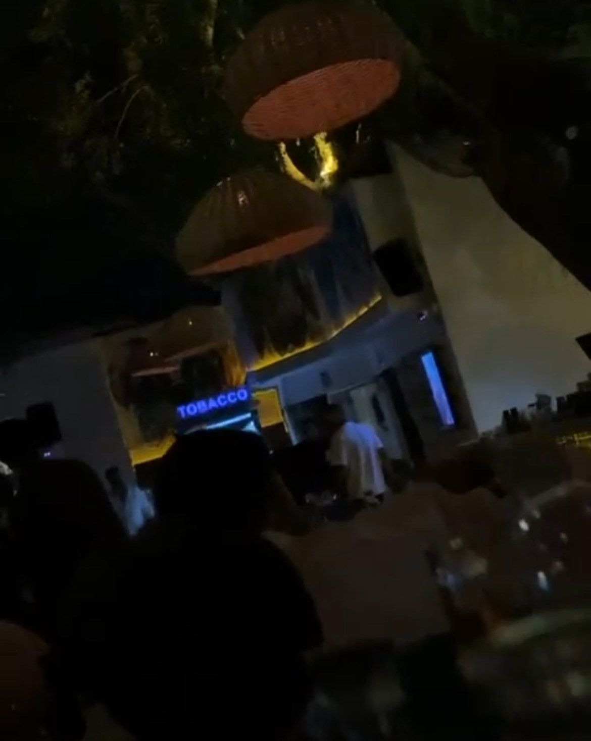 Çeşme'de olaylı gece! Mekanda magandalık yapan iki kişi işletme sahibini bacağından vurdu 4