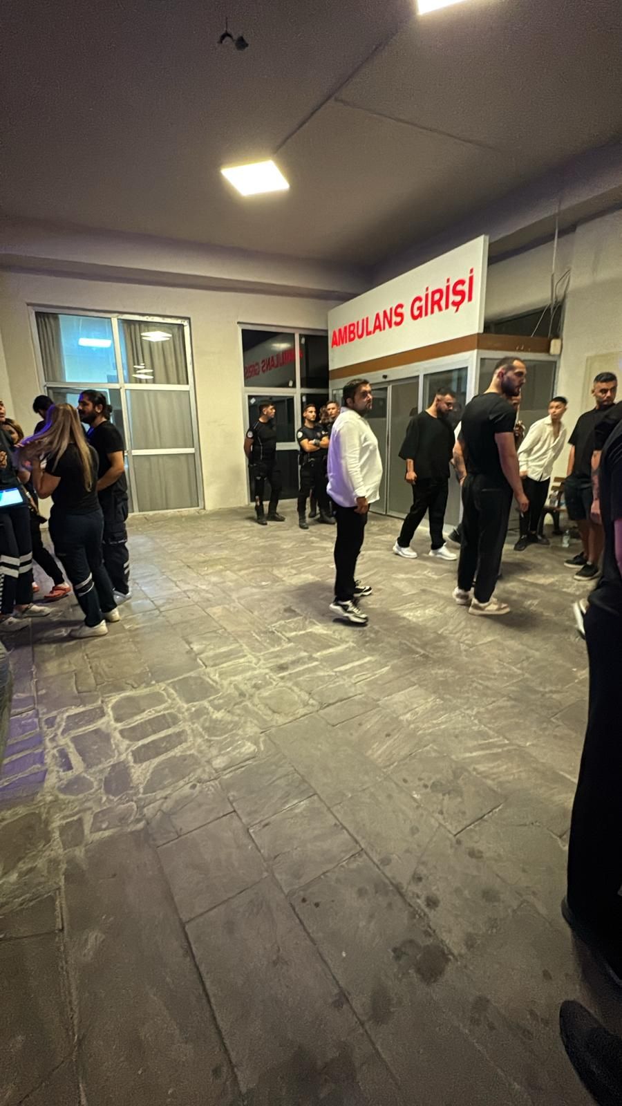 Çeşme'de olaylı gece! Mekanda magandalık yapan iki kişi işletme sahibini bacağından vurdu 2