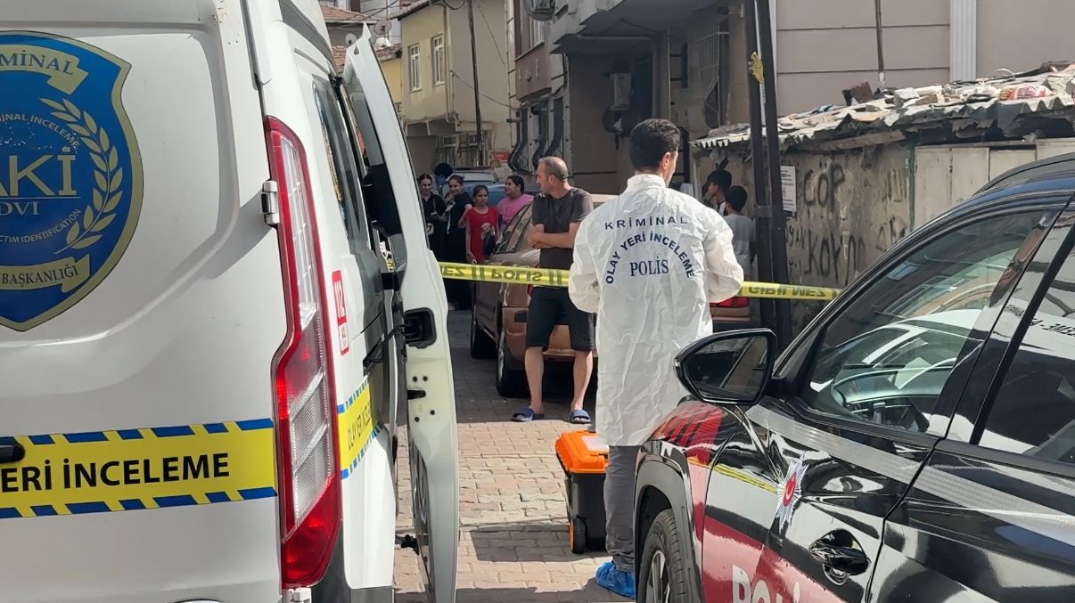 Kağıthane'de kan donduran vahşet! Yumurtayı çırpıyordu, ev arkadaşı arkadan gelip boğazını kesti 9