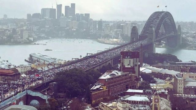 Avustralya'daki Sydney Liman Köprüsü’nde tarihi yürüyüş! 90 bin kişi Filistin için buluştu 3