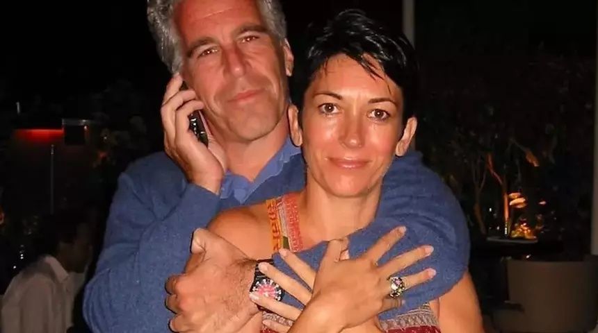 Epstein’ın suç ortağı Maxwell, cinsel ilişki seslerinden deliye döndü: Lüks hapishaneye nakledildi 1