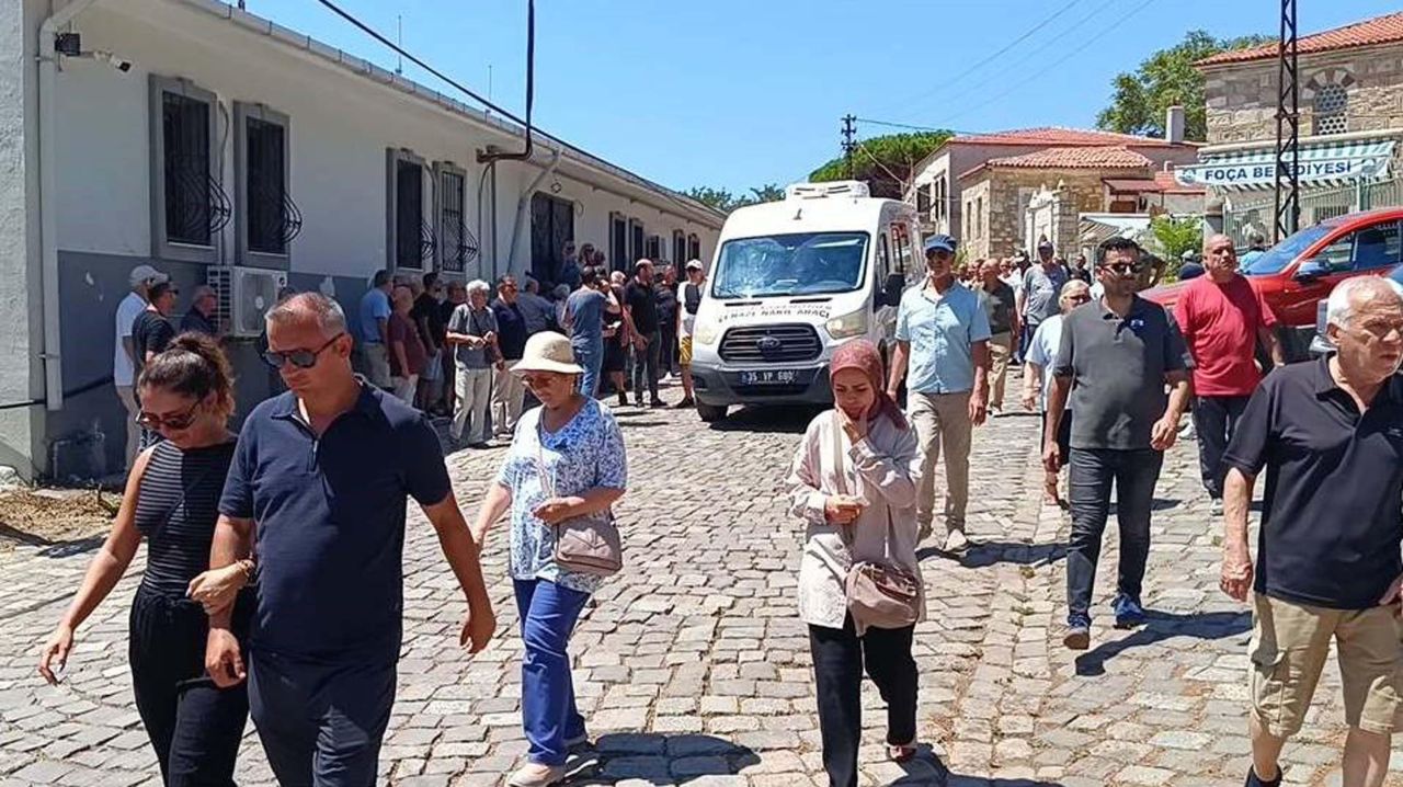 Foça'nın eski belediye başkanı Ahmet Nihat Dirim'in sazlıkta ölü bulunan oğlu Kerem Dirim son yolculuğuna uğurlandı 1